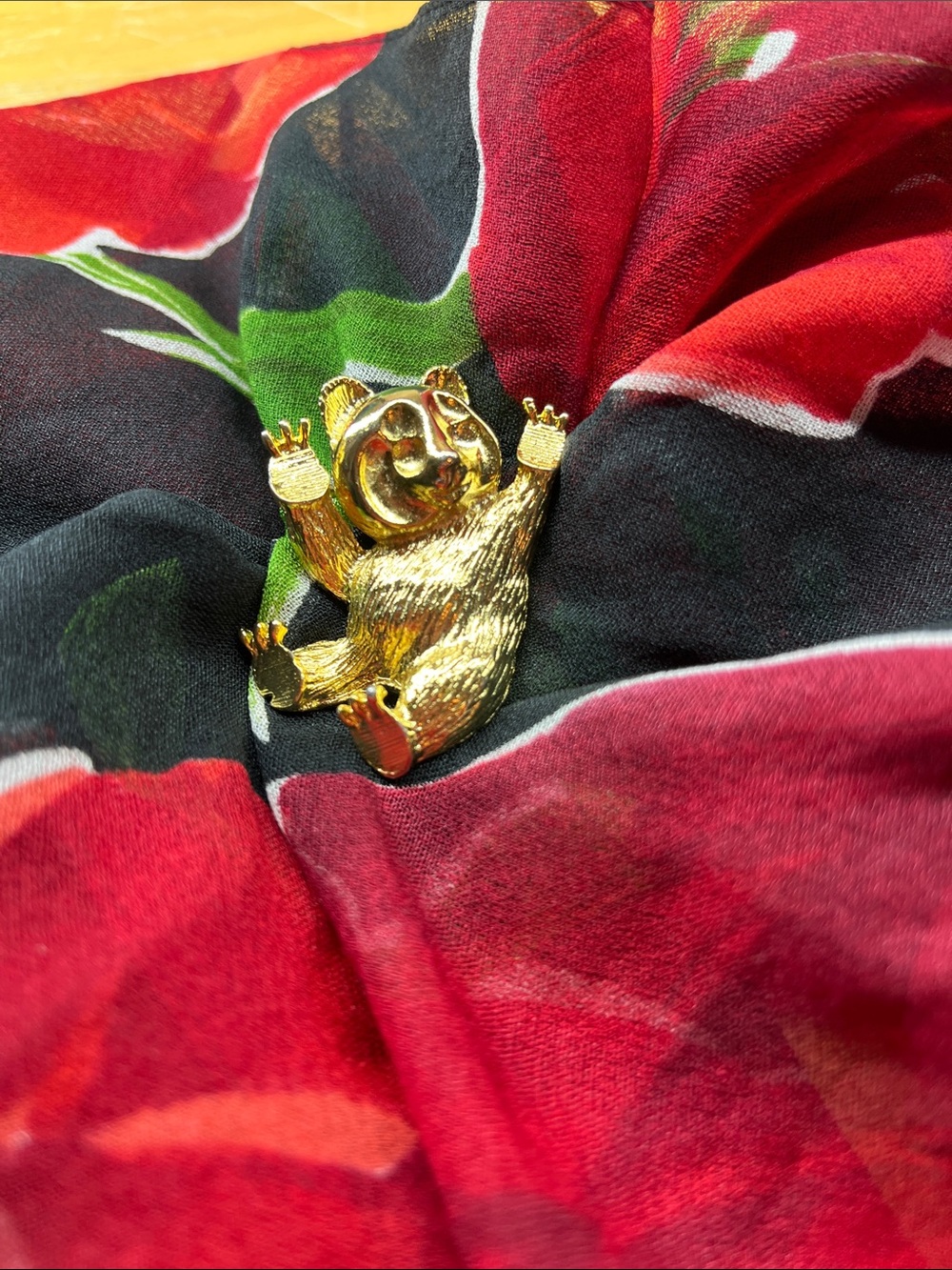 Gold tone bear scarf clip - Picture 2 of 5